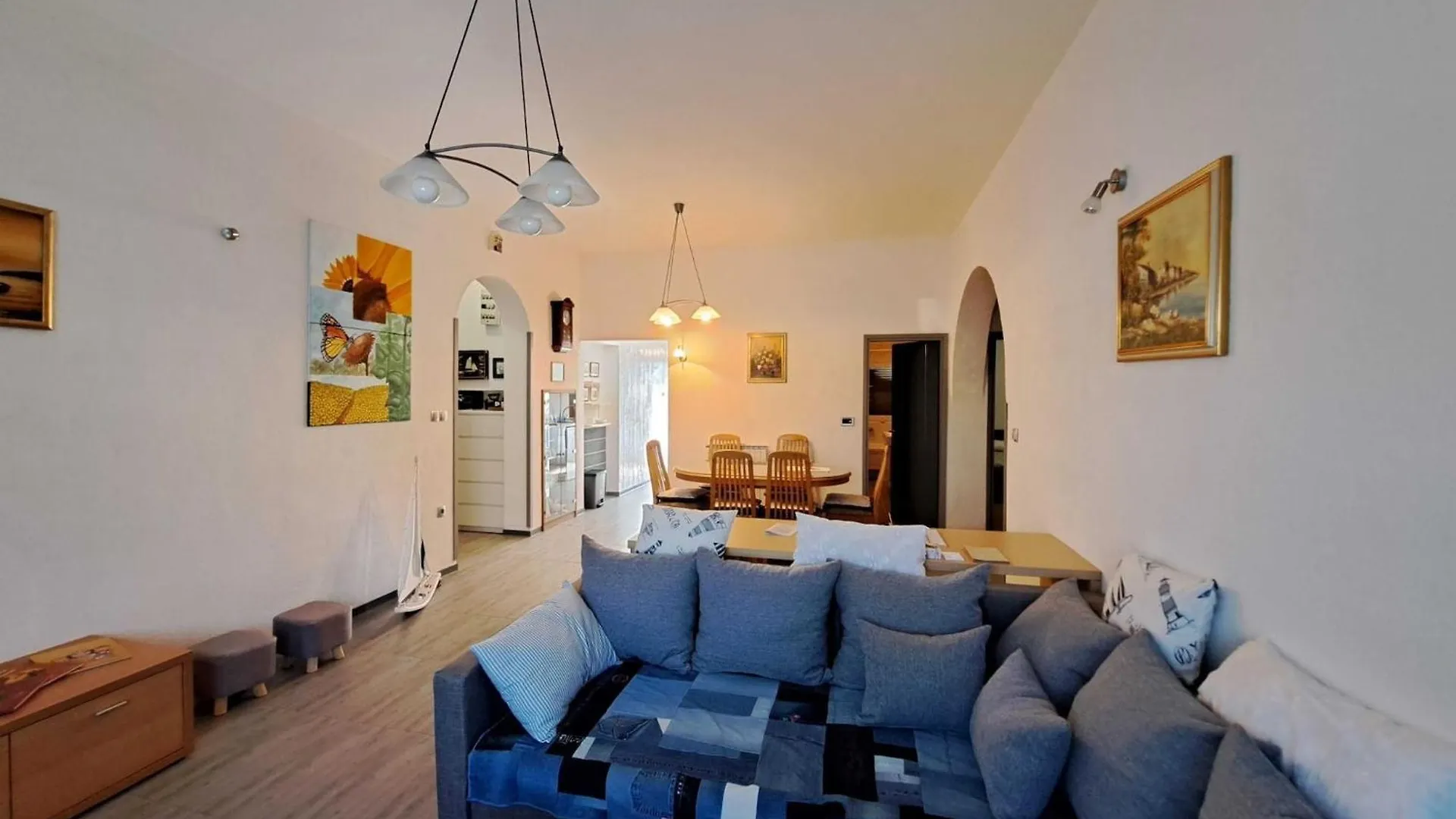 Spacious Urban Retreat Apartment With Terrace - Two Bedroom Apartment With Terrace Dajla