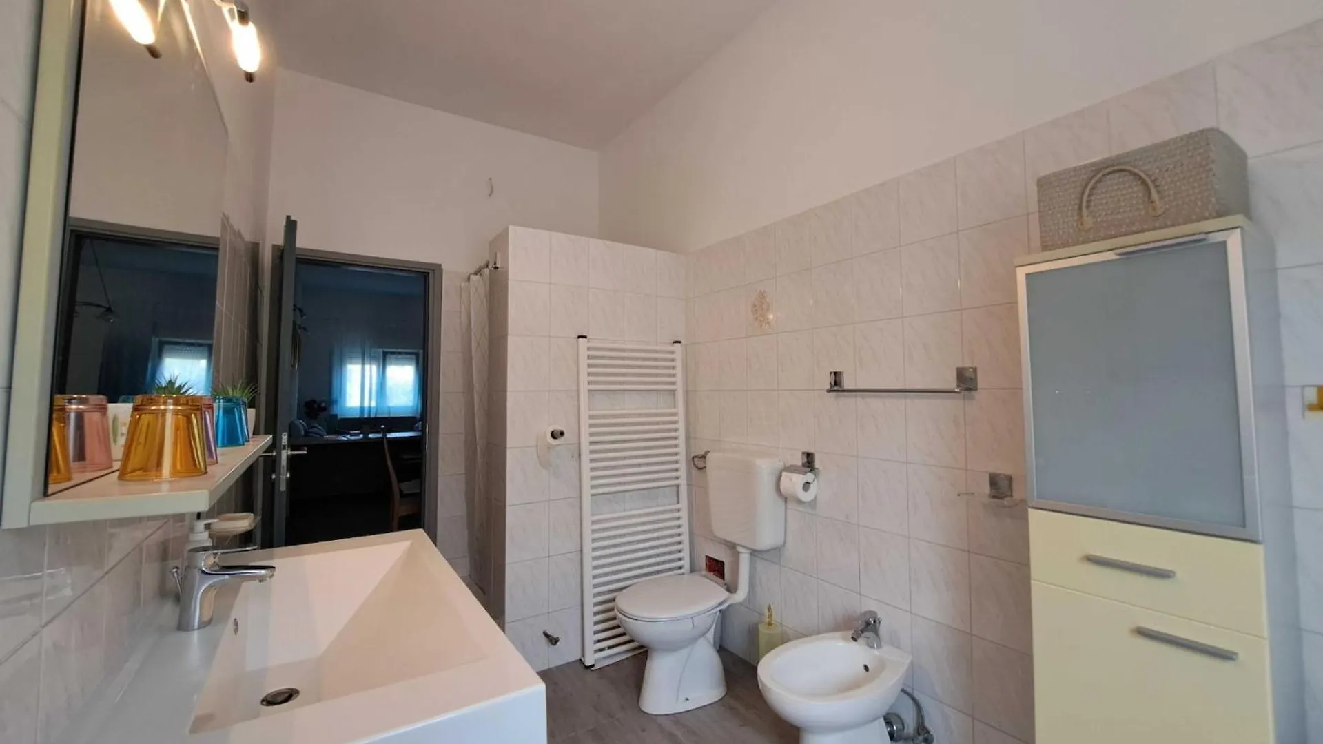 Spacious Urban Retreat Apartment With Terrace - Two Bedroom Apartment With Terrace Dajla