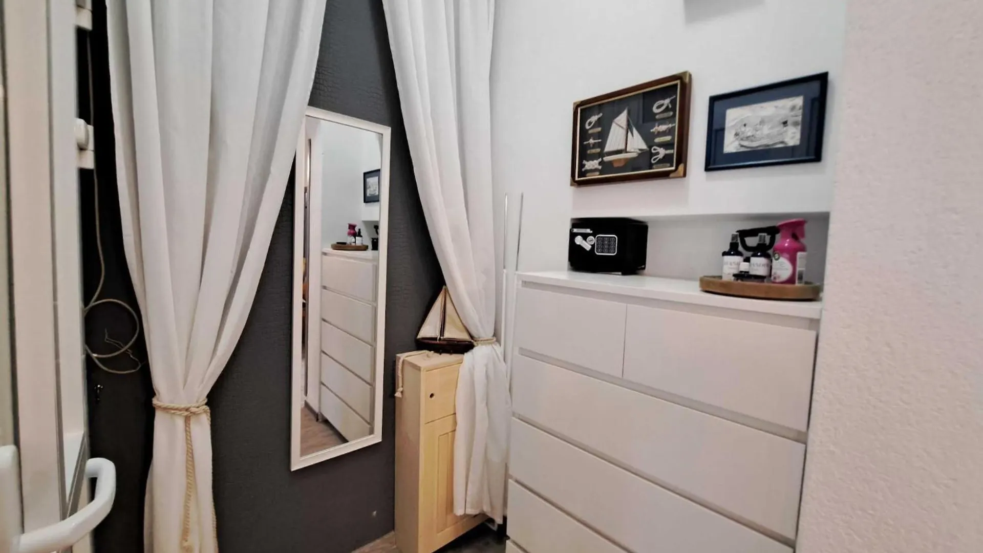 Spacious Urban Retreat Apartment With Terrace - Two Bedroom Apartment With Terrace Dajla
