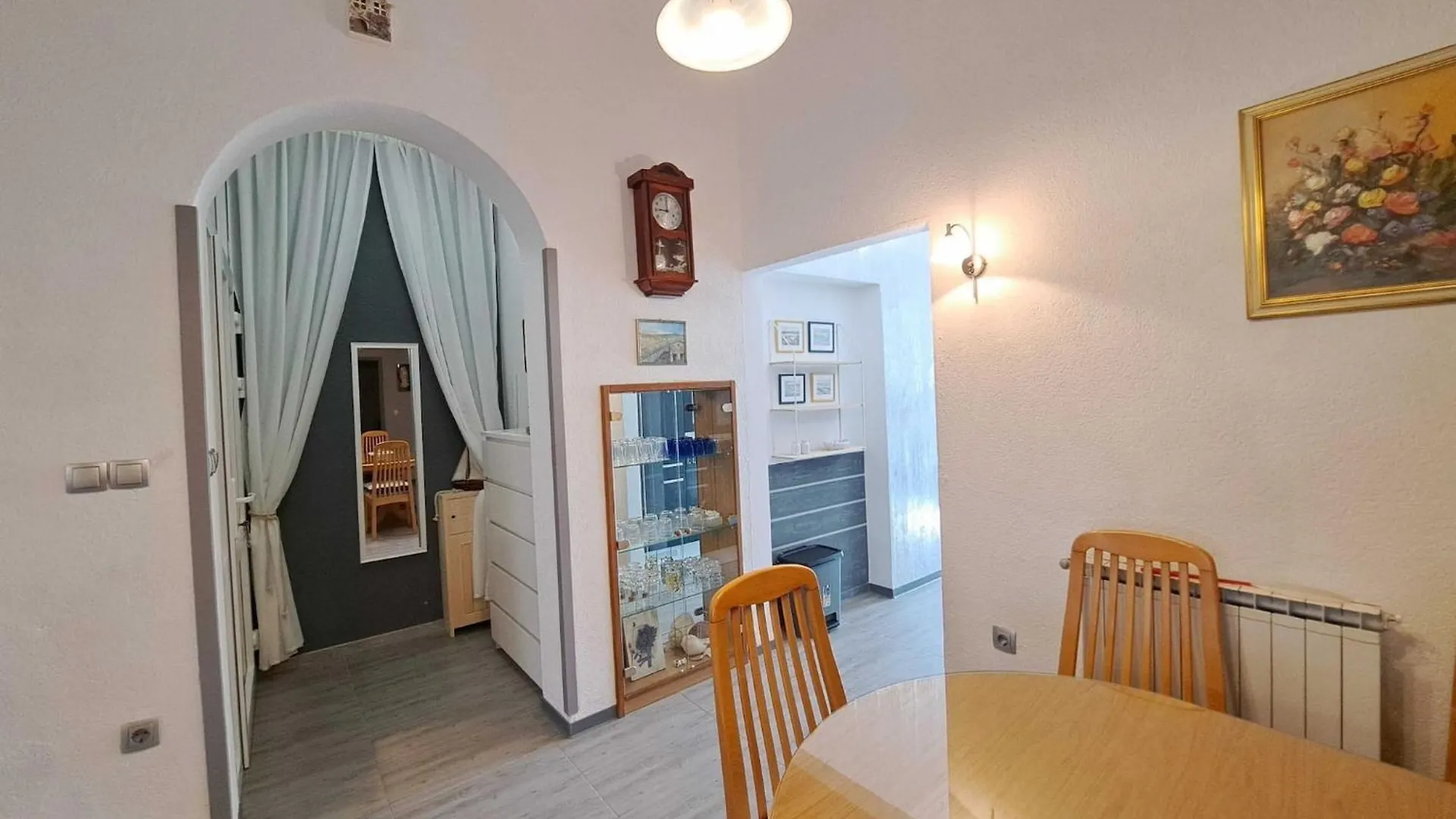 Spacious Urban Retreat Apartment With Terrace - Two Bedroom Apartment With Terrace Dajla 0*,