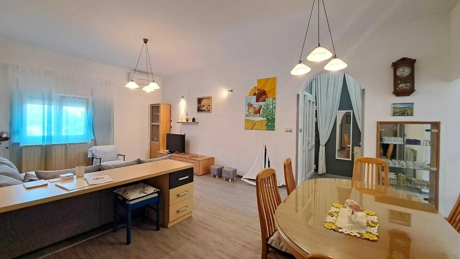 Spacious Urban Retreat Apartment With Terrace - Two Bedroom Apartment With Terrace Dajla 0*,